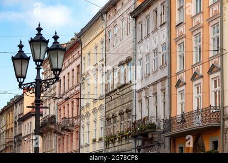 Alte traditionelle Häuser im historischen Teil der Stadt. Lviv. Ukraine. Stockfoto