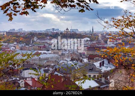 Luftaufnahme der Stadt von der Aussichtsplattform während des Tages. Lviv. Ukraine. Stockfoto