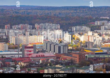 Luftaufnahme der Stadt von der Aussichtsplattform während des Tages. Lviv. Ukraine. Stockfoto
