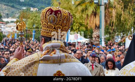 Ionische Inseln, Zakynthos, Stadt Zakynthos, Kirche des heiligen Dionysius, Fest des heiligen Dionysius am 17. Dezember steht der Geistliche mit Krone mit dem Rücken zur Kamera, hat ein Zepter in der linken Hand und blickt auf die Prozession mit den Reliquien des heiligen Dionysius, der in die Kirche zurückkehrt Stockfoto