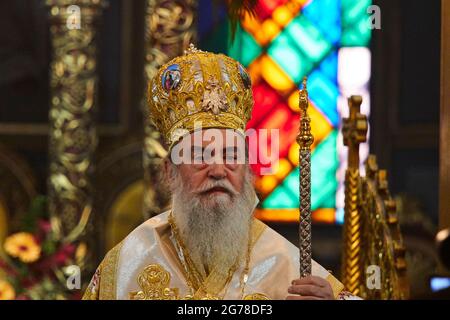 Ionische Inseln, Zakynthos, Zakynthos Stadt, Kirche des heiligen Dionysius, Fest des heiligen Dionysius am 17. Dezember steht ein orthodoxer Geistlicher in prächtigen Gewändern und Krone mit Zepter in der Hand und blickt auf die Gläubigen Stockfoto