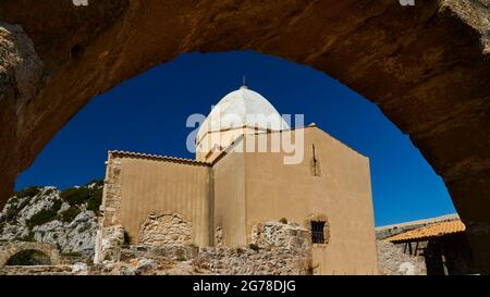 Ionische Inseln, Zakynthos, Berg in der Nähe von Zakynthos Stadt, Monte Yves, Kloster auf dem Gipfel, Panagia Skopiotissa, 15. Jahrhundert n. Chr., steht auf den Ruinen eines antiken Artemis-Tempels, dunkelblauer Himmel, Blick durch gewölbte Kirche mit achteckiger Kuppel, Himmel nur im Halbkreis des Bogens, kein Himmel über dem Bogen Stockfoto