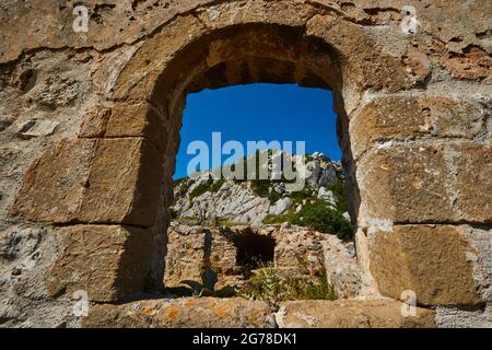 Ionische Inseln, Zakynthos, Berg in der Nähe von Zakynthos Stadt, Monte Yves, Kloster auf dem Gipfel, Panagia Skopiotissa, 15. Jahrhundert n. Chr., steht auf den Ruinen eines antiken Artemis-Tempels, dunkelblauer Himmel, Blick durch den Mauerbogen zu anderen Gebäuden des Klosters Stockfoto