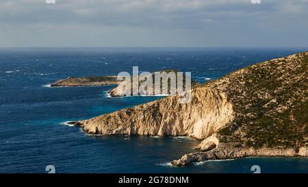 Ionische Inseln, Zakynthos, Westküste, Adria, Strand, Hafen, Porto Vromi, Blick auf steile Küste, Inseln im Hintergrund, Meer mit Schwellen, himmelhellblau mit Wolken Stockfoto