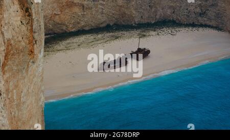 Zakynthos, Paralia Navagio, Shipwreck Beach, Schiffswrack am Strand, MV Panagiotis, Strand menschenleer, Wellen Rollen ein, türkisblaues bis blaues Wasser Stockfoto