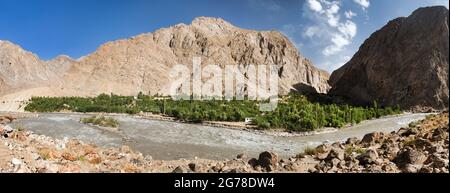Panj Fluss und Pamir Berge, Panj ist der obere Teil des Flusses Amu Darya. Panoramablick, Tadschikistan und Afghanistan Grenze, Dach der Welt Stockfoto