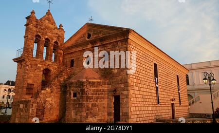 Zakynthos, Zakynthos Stadt, Morgenlicht, Morgenstimmung, Kirche Agios Nikolaos von Molos, Weitwinkel, himmelhellblau mit Wolken, Glockenturm links im Bild Stockfoto