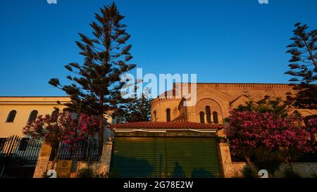 Zakynthos Stadt, Zakynthos Stadt, Kirche des heiligen Dionysius, Morgenlicht, Seitenansicht der Kirche, Grünes Tor, Araukarien und Oleanderbüsche im Vordergrund Stockfoto