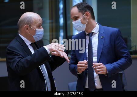 Brüssel, Belgien. Juli 2021. Der französische Außenminister Jean Yves Le Drian nimmt an einem Treffen der EU-Außenminister Teil, das am 12. Juli 2021 auf dem Europäischen Rat in Brüssel, Belgien, stattfand. Edgars Rinkevics Credit: ALEXANDROS MICHAILIDIS/Alamy Live News Stockfoto