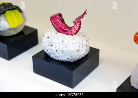 Elliot Walker „Sushi“-Glasskulpturen auf der Summer Show 2021, London Glasbläserei, London, Großbritannien Stockfoto