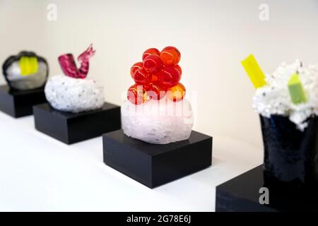 Elliot Walker „Sushi“-Glasskulpturen auf der Summer Show 2021, London Glasbläserei, London, Großbritannien Stockfoto