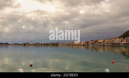 Zakynthos, Zakynthos Stadt, obere 2/3 dicke Wolkendecke, durch die die Sonne scheint, unteres Drittel blaugraues Meer, rote Bojen im Vordergrund, Skyline von Zakynthos Stadt in der Mitte, Kirchturm der Agios Dionysios Kirche Stockfoto