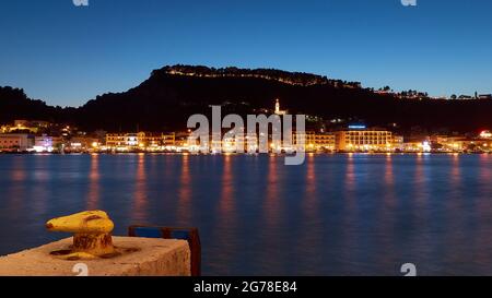 Zakynthos, Stadt Zakynthos, Nachtaufnahme, Abendaufnahme, Hafen, Anlegesteg gelb im Vordergrund, Nachtsilhouette der Stadt Zakynthos in der Mitte, Burghügel im Hintergrund, blauer Nachthimmel, Lichtreflexe auf dem Wasser Stockfoto