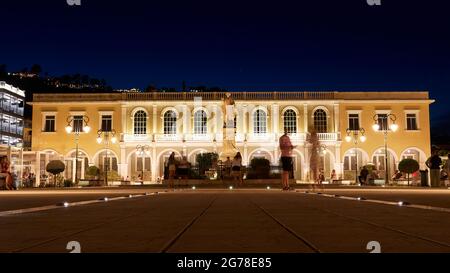 Zakynthos, Zakynthos Stadt, Nachtaufnahme, Abendaufnahme, Solomos Platz, Solomos Büste, Byzantinisches Museum, beleuchtet, Gruppe von Menschen verschwommen, Langzeitaufnahme Stockfoto