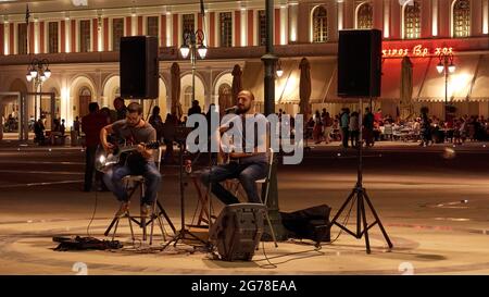 Zakynthos, Zakynthos Stadt, Solomos Platz, Nachtaufnahme, Abendaufnahme, Zwei-Mann-Band spielt Musik Stockfoto