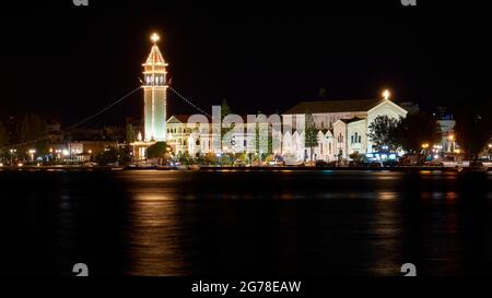 Zakynthos, Zakynthos Stadt, Nachtaufnahme, Abendaufnahme, Kirche von Agios Dionysios, festlich beleuchtet, Kirchturm wirft Lichtreflexe auf das dunkle Wasser Stockfoto