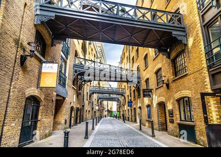 Gehwege zwischen Lagerhäusern in Shade Thames, London, Großbritannien Stockfoto