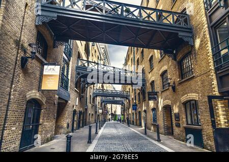 Gehwege zwischen Lagerhäusern in Shade Thames, London, Großbritannien Stockfoto