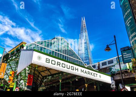 Dach des Borough Market mit dem Shard im Hintergrund, London, Großbritannien Stockfoto