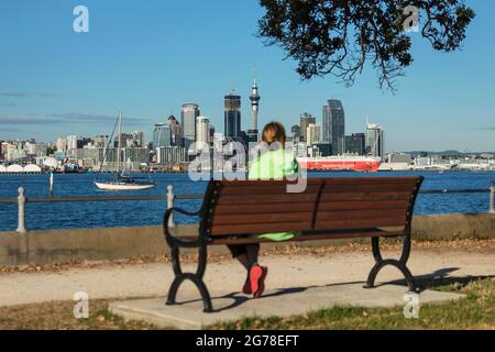 Blick von der Devonport Promenade auf die Skyline von Auckland, Nordinsel, Neuseeland, Ozeanien Stockfoto