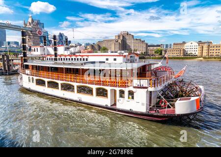 Elisabethanische Paddeldampfer-Boote können auf der Themse vor der Shade Thames, London, Großbritannien, gemietet werden Stockfoto