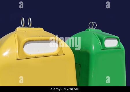 Behälter für die getrennte Abfallsammlung. Recycling-Konzept für die Abfallsortierung. Stockfoto