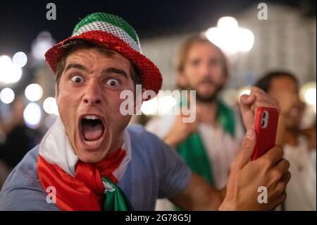 Turin, Italien. 11. Juli 2021. Die Fans der italienischen Fußballnationalmannschaft reagieren während des Elfmeterschießers aus dem UEFA EURO 2020-Finale im Wembley-Stadion zwischen Italien und England. Italien gewann 4-3 nach Strafen gegen England. Kredit: Nicolò Campo/Alamy Live Nachrichten Stockfoto