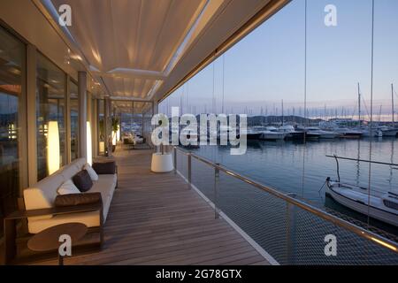 Terrassencafé, Yachthafen, Sant Antoni de Portmany, Ibiza Stockfoto