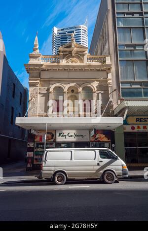 Ein kleines, zweistufig gestaltetes Geschäftsgebäude im späten viktorianischen Stil mit einem noch erhaltenen verzierten Finial und einer hohen, aufwendigen Brüstung in der Pitt Street, Sydney Stockfoto