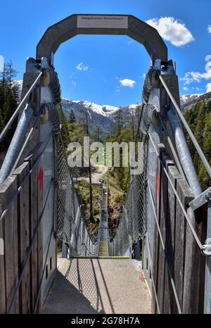 Brücke, Hängebrücke, Kals, Großglockner, Osttirol, Ködnitztal, Ködnitzbach, Spannweite, Tragseil, Schlucht, Schrauben, Stufen, wackelig, bewegen, Gelb Stockfoto