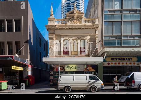 Ein kleines, zweistufig gestaltetes Geschäftsgebäude im späten viktorianischen Stil mit einem noch erhaltenen verzierten Finial und einer hohen, aufwendigen Brüstung in der Pitt Street, Sydney Stockfoto