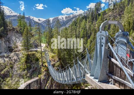 Brücke, Hängebrücke, Kals, Großglockner, Osttirol, Ködnitztal, Ködnitzbach, Spannweite, Tragseil, Schlucht, Schrauben, Stufen, wackelig, bewegen, Gelb Stockfoto