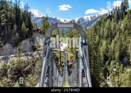 Brücke, Hängebrücke, Kals, Großglockner, Osttirol, Ködnitztal, Ködnitzbach, Spannweite, Tragseil, Schlucht, Schrauben, Stufen, wackelig, bewegen, Gelb Stockfoto