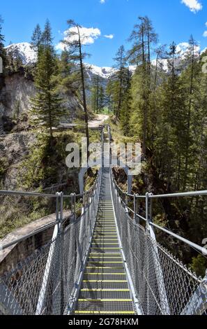 Brücke, Hängebrücke, Kals, Großglockner, Osttirol, Ködnitztal, Ködnitzbach, Spannweite, Tragseil, Schlucht, Schrauben, Stufen, wackelig, bewegen, Gelb Stockfoto