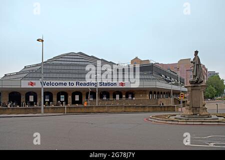 Der Bahnhof Reading, ein wichtiger Verkehrsknotenpunkt in Reading, in der englischen Grafschaft von England, ist der neuntverkehrsreichste Bahnhof Großbritanniens außerhalb Londons Stockfoto