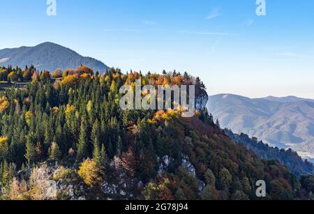 Bewaldete Kante, buntes Laub und blauer Himmel Stockfoto