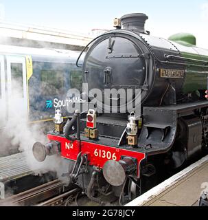 Erhaltene Dampflokomotive der Baureihe B1 61306 'Mayflower' im Hafen von Portsmouth mit Charterzug Stockfoto