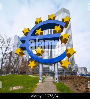 Riesiges Euro-Symbol auf dem Willy-Brandt-Platz in Frankfurt - Reisefotografie Stockfoto