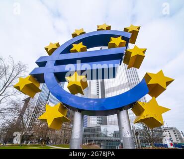 Riesiges Euro-Symbol auf dem Willy-Brandt-Platz in Frankfurt - Reisefotografie Stockfoto