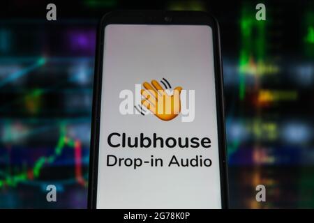 In dieser Fotobilder wird ein Clubhouse-Logo auf einem Smartphone mit Börsenprozentsätzen im Hintergrund angezeigt. (Foto von Omar Marques / SOPA Images/Sipa USA) Stockfoto