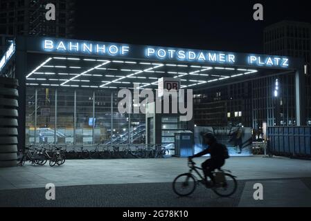 Bahnhof Potsdamer Platz am Potsdamer Platz in Berlin - Reisefotografie Stockfoto