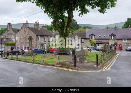 Alte Steinhütten rund um das Dorf grün in Castleton, Peak District, Derbyshire, England. Stockfoto