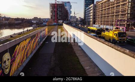 Die Überreste der Berliner Mauer in der East Side Gallery - Stadtfotografie Stockfoto