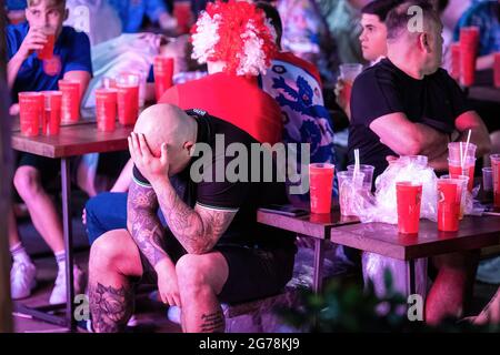 Ein England-Fan kann sich das EM 2020-Finale, in dem England Italien spielt, nicht mehr ansehen. (Foto von Andy Barton / SOPA Images/Sipa USA) Stockfoto