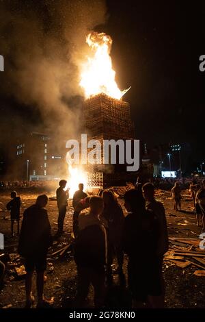 Am 11. Juli oder in der elften Nacht wird um Mitternacht um den 12. Juli eine Nacht voller Lagerfeuer um den Norden Irlands angezündet, um die Wende zum 12. Juli zu feiern. In diesem Jahr jährt sich die Gründung Nordirlands zum hundertsten Mal und ist gleichzeitig der erste zugelassene Orangen-Marsch seit Beginn der Pandemie. Die Marschsaison ist in einer angespannten Zeit gefallen, in der die Brexit-Protokolle zu politischen Debatten führen und eine Spaltung der Gemeinschaft droht, die eine Rückkehr zu einer Volatilität droht, die seit den Zeiten der ‘Probleme“ nicht mehr zu beobachten ist. (Foto von Graham Martin/SOPA Stockfoto