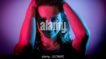 Junge Frau Mitte 20 – Portait-Aufnahme in RGB-Farbe Stockfoto