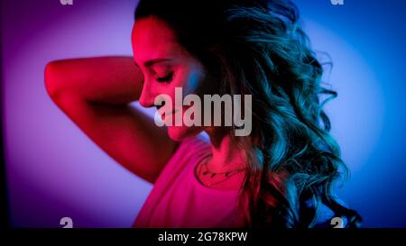 Junge Frau Mitte 20 - RGB-farbenes Porträt Stockfoto