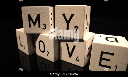 My Love Writing - Buchstaben auf Würfeln - Nahaufnahme der Sondenlinse Stockfoto