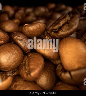 Frisch geröstete Kaffeebohnen – gleitende Makroaufnahme Stockfoto