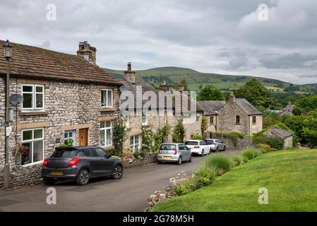 Straße aus Steinhütten im malerischen Dorf Castleton im Hope Valley, Derbyshire, England. Stockfoto